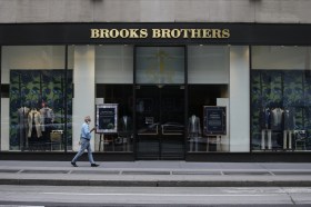 Vista frontale di una filiale di un negozio Brooks Brothers (chiuso) su strada di città
