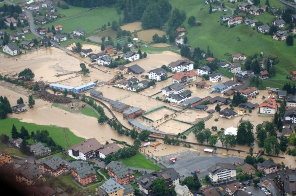 immagine aerea di un villaggio inondato