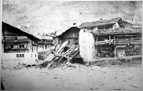 immagine in bianco e nero di una casa distrutta