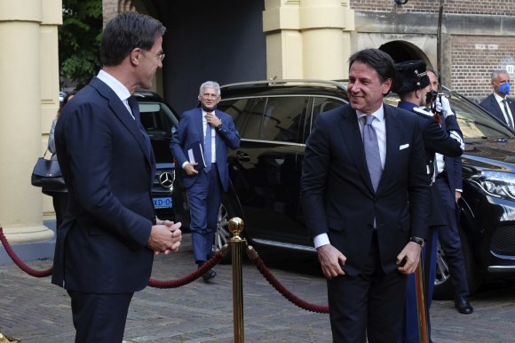 Il premier olandese Rutte accoglie il premier italiano Conte: due capi di governo posizionati agli antipodi.