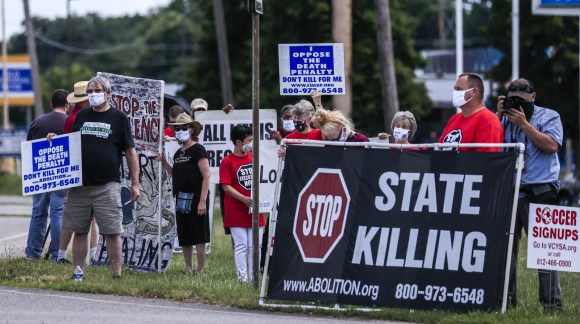 Attivisti contro la pena capitale davanti al carcere di Terre Haute nell Indiana