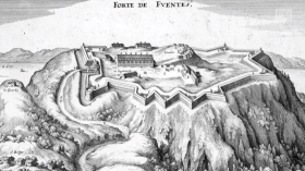 Immagine di una fortezza su un promontorio tratta da un incisione o forse disegno a china