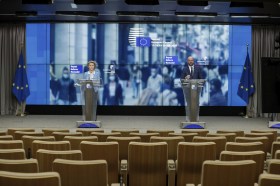 Usrula Von Der Leyen e Charles Michel a due pulpiti di fronte a sedie vuote di sala stampa; sul fondo loghi UE