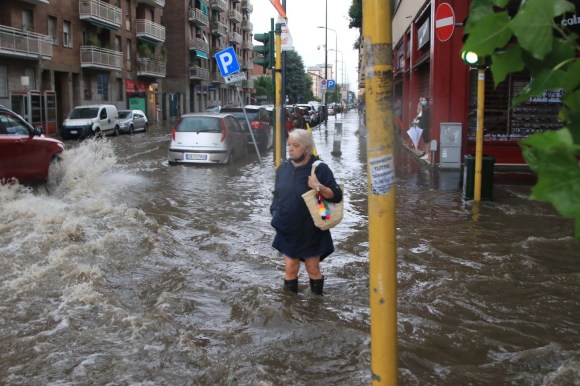 Acqua per le strade di Milano