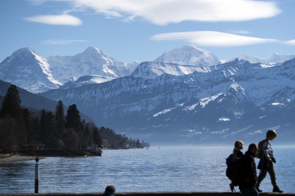 Le celebri vette di Eiger, Moench e Jungfrau viste dalle rive del lago di Thun.