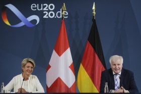 La consigliera federale Karin Keller-Sutter e il ministro tedesco Horst Seehofer