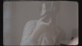 donna con una vecchia telecamera