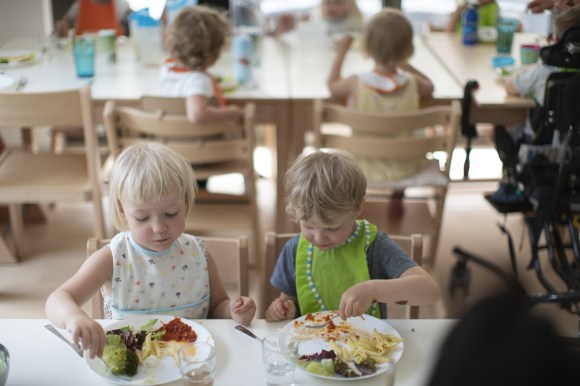 bambini che mangiano in una mensa.