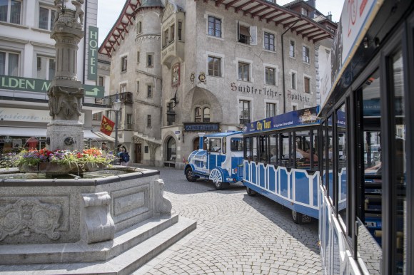trenino turistico nelle strade di un centro storico