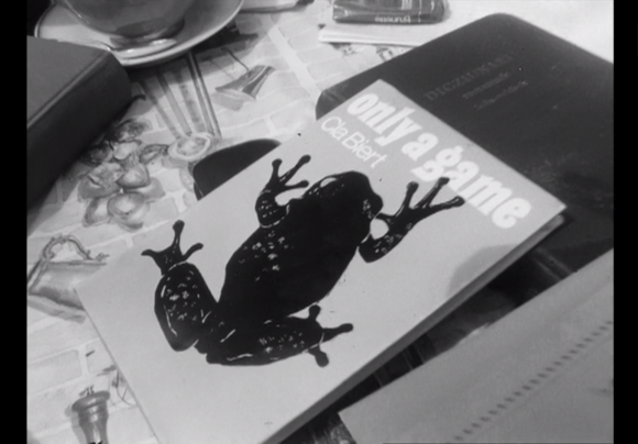 Primissimo piano di libro con illustrazione di rana e titolo Only a game su tavolo da pranzo