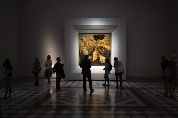 Gruppo di 6 persone una ben distante dall altra in penombra in una sala di museo davanti a una tela