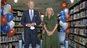 Joe e Jill Biden in una biblioteca
