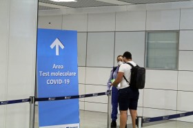 persona in aeroporto