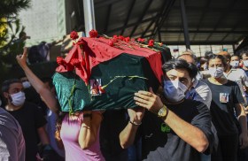 Militanti portano il feretro dell attivista per i diritti umani Ebru Timtik a Istanbul.