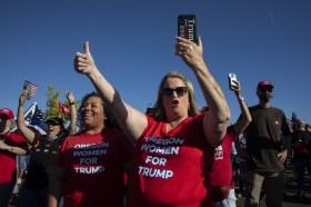 Donne con maglie rosse con la scritta Oregon women for Trump