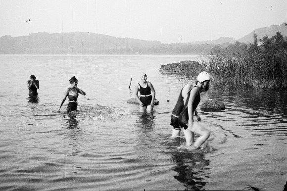 Donne che si immergono in un lago.