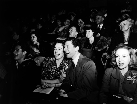 donne e uomini seduti in una sala cinematografica.