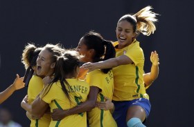 Un abbraccio collettivo delle giocatrici della selezioni brasiliana.