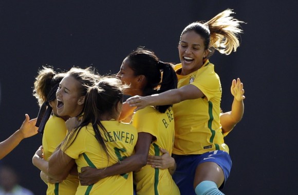 Un abbraccio collettivo delle giocatrici della selezioni brasiliana.