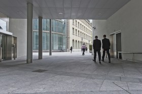 Uomini d affari nel centro finanziario di Zurigo.