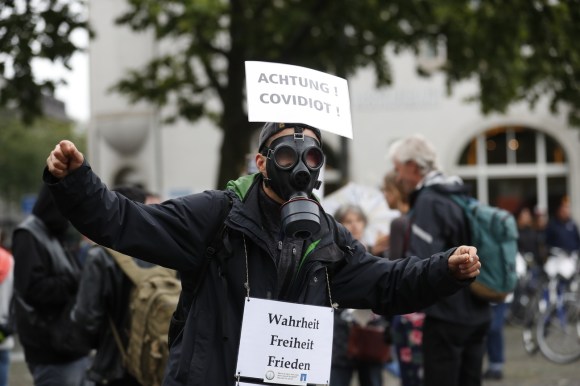 Manifestante negazionista a Zurigo.