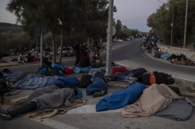Centinaia di migranti a Lesbo che dormano sul ciglio della strada