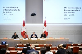 Ignazio Cassis mentre presenta la cooperazione internazionale 2012-2024