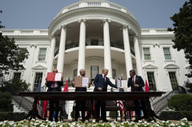 Davanti alla Casa Bianca, Trump con i firmatari degli accordi.