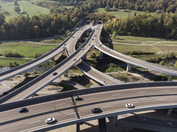 Viadotti di raccordo tra due autostrade in ambiente prealpino in prossimità di un tunnel
