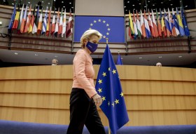 Ursula von der Leyen, con una mascherina blu, nel parlamento europeo.