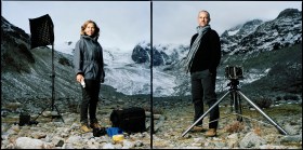 Donna e uomo con attrezzatura fotografica ritratti in ambiente alpino