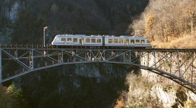 Un trenino della Centovallina su un ponte nei pressi di Intragna (Ticino)