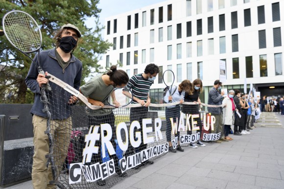 Manifestanti all esterno del palazzo di giustizia di Renens dove si celebra il procello d appello a 12 giovani ambientalisti