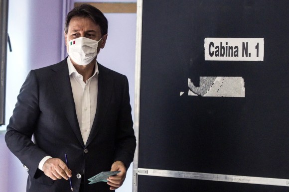 Giuseppe Conte con mascherina mentre vota per le regionali