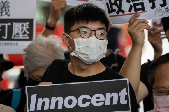 Joshua Wong in una foto del 15 settembre con un cartello con la scritta Innocente