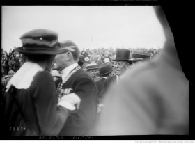 Foto storica in bianco e nero del presidente statunitense Woodrow Wilson in mezzo alla folla a Parigi.