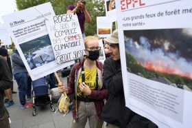 Sostenitori di Lausanne Action Climat manifestano durante il processo d appello contro 12 loro compagni a Renens.
