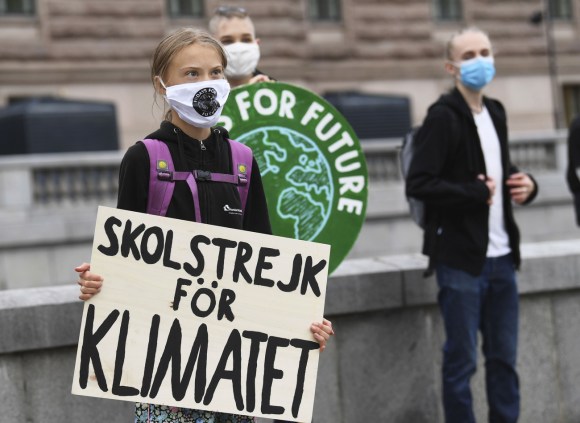 Greta Thunberg con il suo cartello diventato famosissimo: Skolstrejk för klimatet