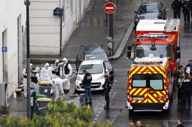 Agenti ed esperti della scientifica sul luogo dell aggressione terroristica a Parigi.