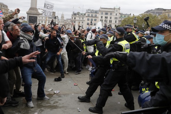 Manifestanti e polizia si affrontano a Londra.
