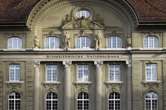 Facciata di imponente edificio con colonne e statue e scritta Schweizerische Nationalbank