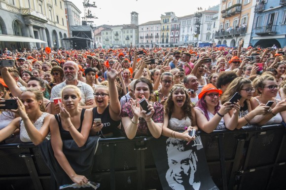 Giovani in Piazza Grande a Locarno durante un concerto di Moon & stars.