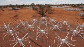 Immagine di antenne a rastrello disposte a reticolo su terreno desertico