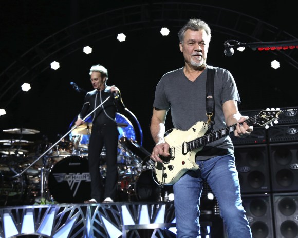 Eddie Van Halen durante un concerto nel 2015