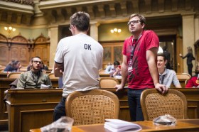 dei giovani seduti nell aula della Camera del popolo svizzera (Consiglio nazionale) stanno parlando tra loro.