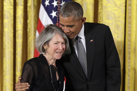 Louise Glück nel 2016 con l allora presidente USA Barak Obama.