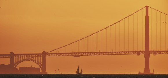 Il Golden Gate di San Francisco in una luce arancine dovuta agli incendi che hanno devastato la Carlifornia.
