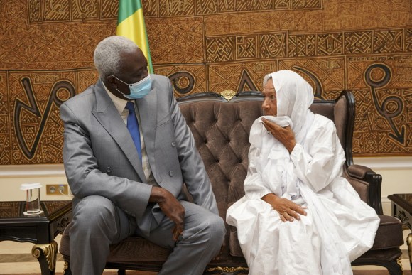 Sophie Petronin con il presidente ad interim del Mali, Bah N Daw