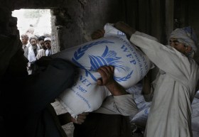 Sacchi di grano distribuiti a Kabul dal Programma alimentare mondiale