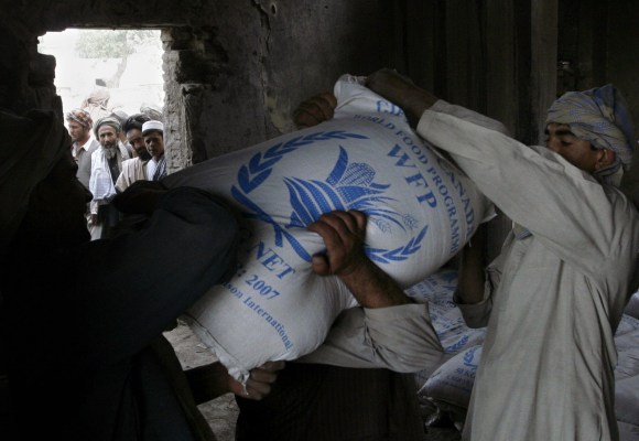 Sacchi di grano distribuiti a Kabul dal Programma alimentare mondiale